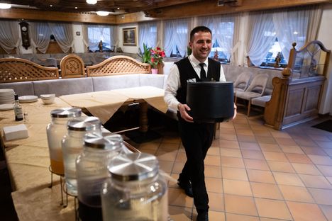 Lucio kantoi soppaa Suomen hotellissa.