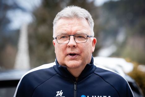 Reijo Jylhä valmentaa naisten maajoukkuetta.