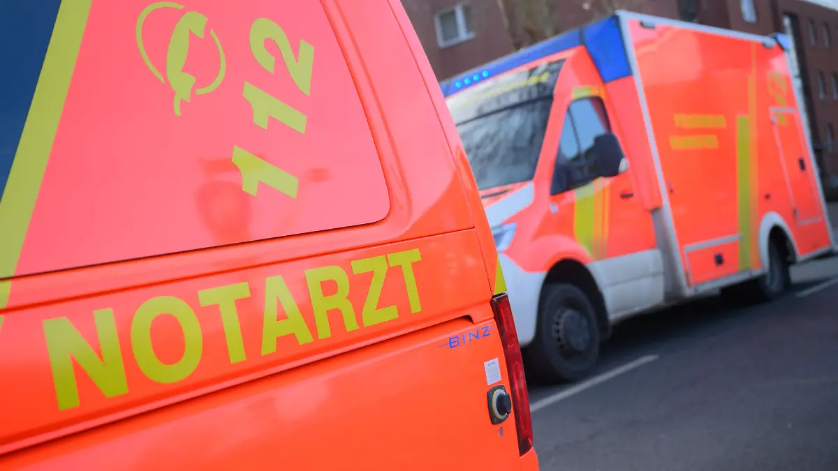 Mann schlägt Baby mit Faust auf Hinterkopf