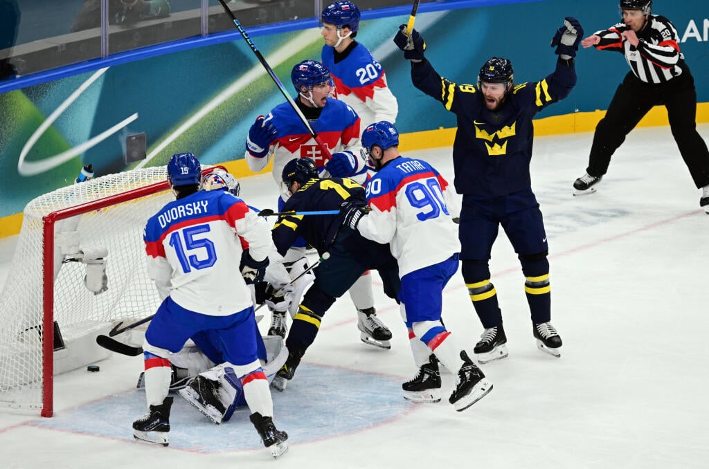 Na snímke zľava Dalibor Dvorský (Slovensko), Joel Eriksson Ek (Švédsko), Tomáš Tatar (Slovensko) a  Adrian Kempe (Švédsko) počas gólu v zápase základnej B-skupiny Švédsko – Slovensko.