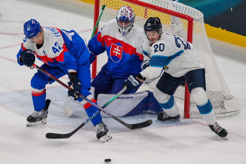Na snímke zľava Martin Fehérváry (Slovensko), brankár Samuel Hlavaj (Slovensko) a Aho Sebastian (Fínsko) počas zápasu základnej B-skupiny Slovensko - Fínsko.