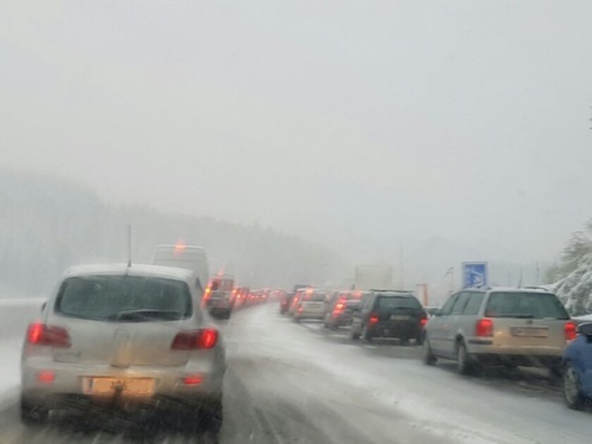 Schneechaos in Österreich - Lech und Zürs wieder erreichbar