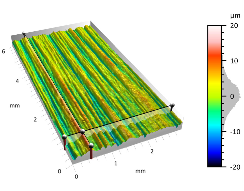 Skiforskerne bruker mikroskoper når de lager ski. Bittesmå endringer kan ha mye å si for farten.