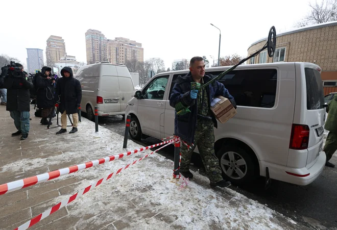 Preiskovalec dela pred stanovanjskim blokom v Moskvi, kjer je bil izveden poskus umora ruskega generala. FOTO: Anastasia Barashkova/Reuters