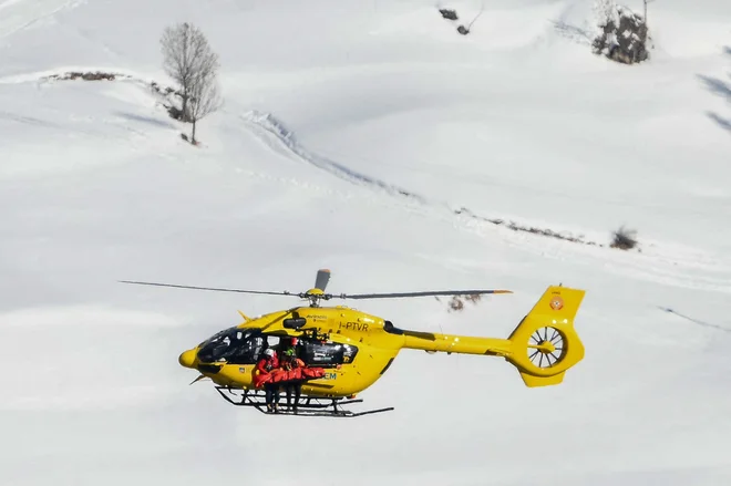 Nesrečnico so odpeljali s helikopterjem. FOTO: Marco Bertorello/AFP