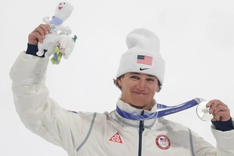 US' Mac Forehand celebrates his silver medal at the medal ceremony after the Freestyle Skiing Men's Freeski Big Air Final at the Livigno Snow Park, as part of the 2026 Winter Olympic Games in Milan-Cortina. Oliver Weiken/dpa