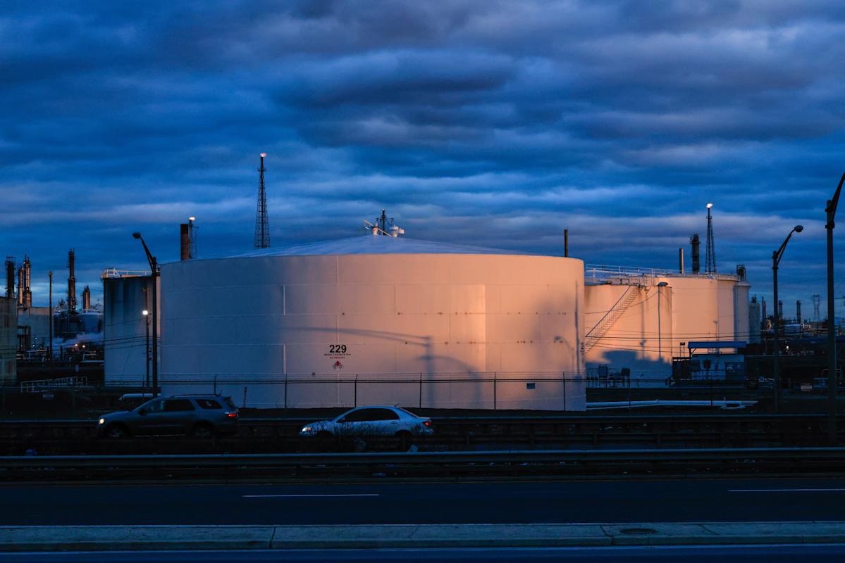 Oil Rises as Iran Tensions Overshadow Concern About Supply Glut