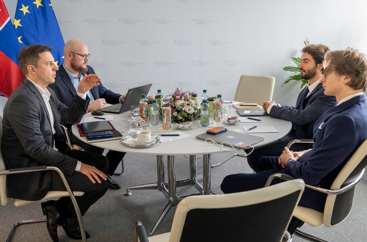 Slovensko rokuje s Mistral AI o zavedení umelej inteligencie, Štefánek hovorí o kritickej infraštruktúre