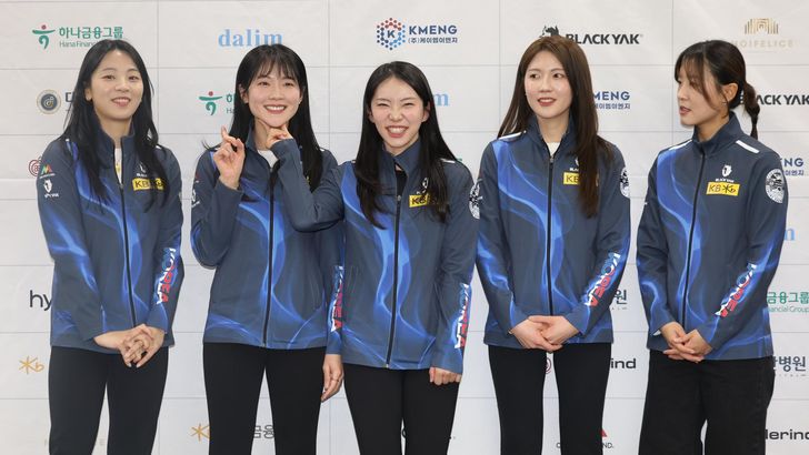 Members of the Korean women's curling team competing at the Milan-Cortina Winter Olympics pose during the delegation launch ceremony at Seoul Olympic Parktel in Seoul, Jan. 2. From left are Kim Min-ji, Seol Ye-eun, Kim Su-ji, Seol Ye-ji and Gim Eun-ji. Yonhap