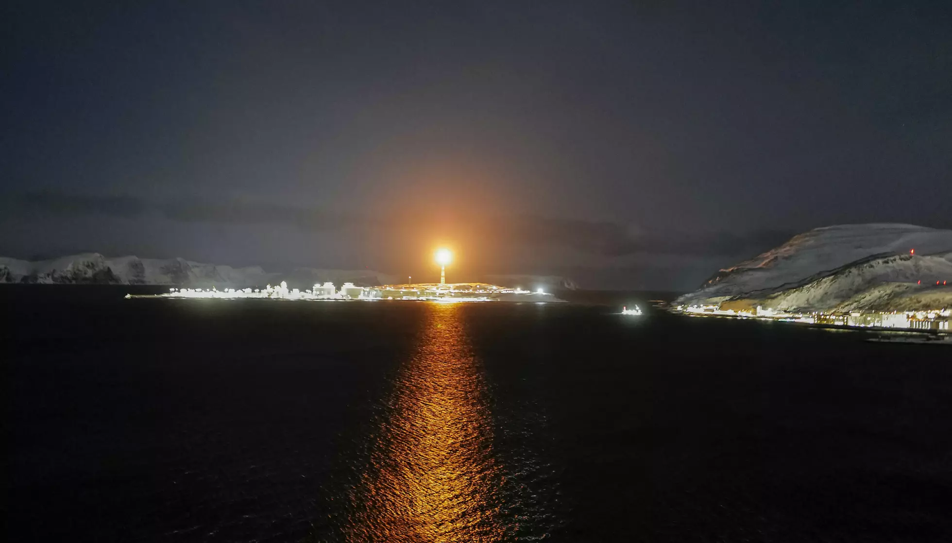 LYSER OPP: Equinors anlegg på Melkøya lyser opp utenfor Hammerfest. Foto Hans Arne Vedlog / Dagbladet