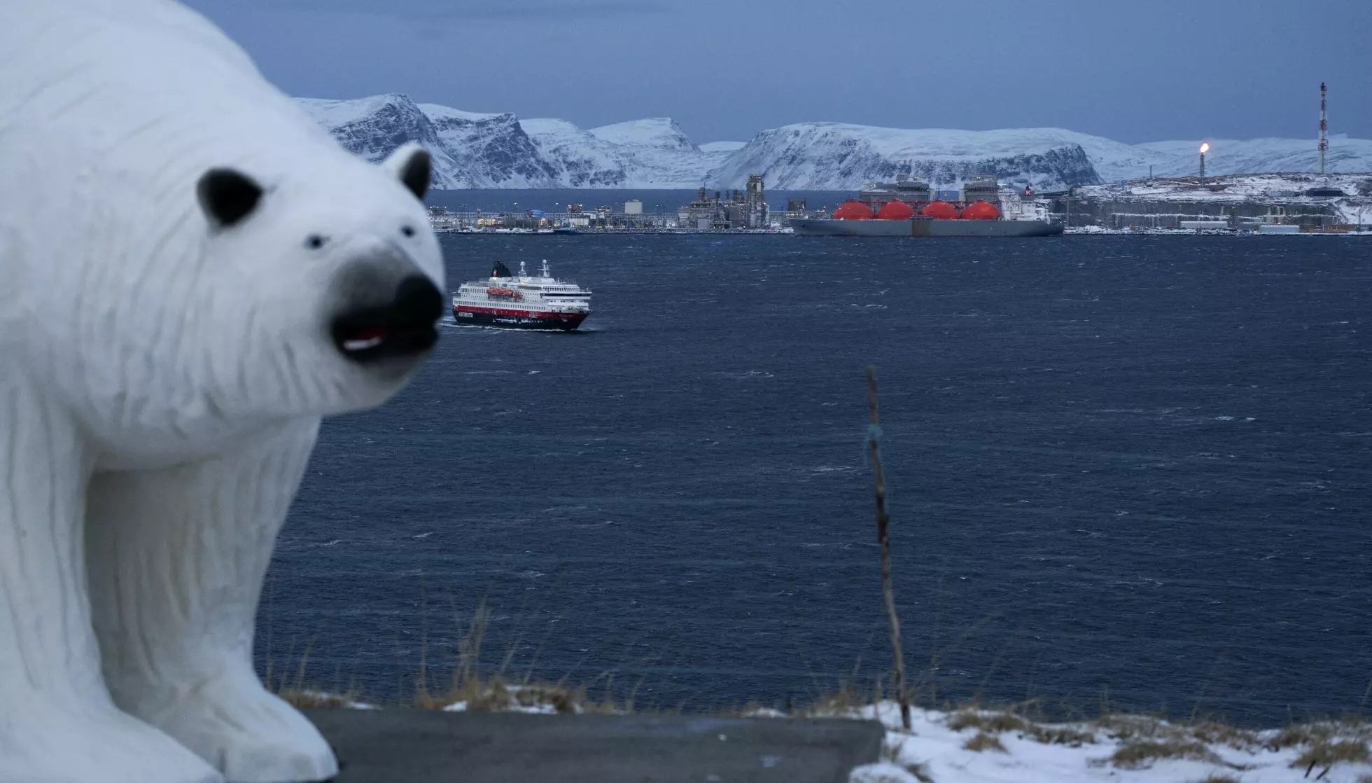 KRITISK INFRASTRUKTUR: I Vest-Finnmark er det store installasjoner og masse kritisk infrastruktur. Her seiler Hurtigruta på vei inn til havn i Hammerfest med Melkøya i bakgrunnen. Foto: Hans Arne Vedlog / Dagbladet