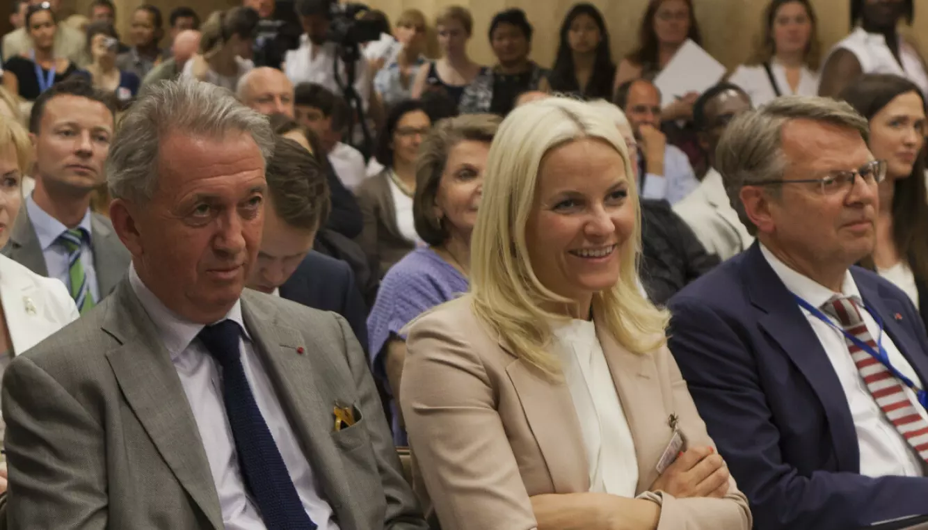 EPSTEIN: Her er Terje Rød-Larsen, kronprinsesse Mette-Marit og daværende FN-ambassadør Morten Wetland fotografert i New York i 2011. Mens Wetland ikke har møtt Epstein, har både kronprinsessen og Rød-Larsen hatt en relasjon til den pedofil-dømte milliardæren. Foto: Johannes Worsøe / NTB