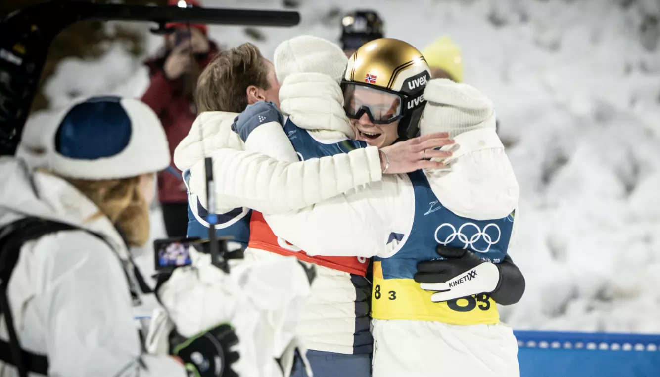 JUBEL PÅ SLETTA: De norske hopperne omfavner hverandre etter sølvet. Foto: Bjørn Langsem / Dagbladet