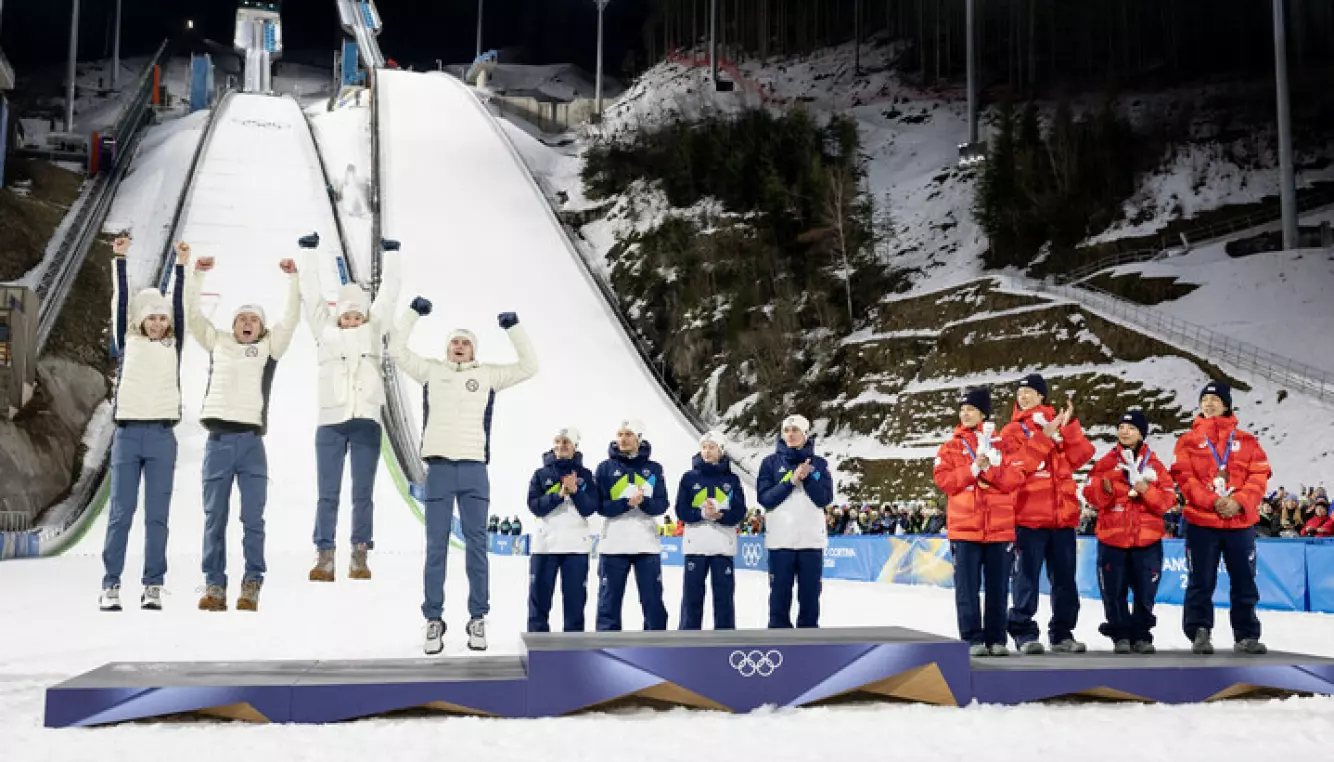 HOPPENDE GLADE: Norge tok OL-sølv bak Slovenia. Japan kom på bronseplass. For Norge hoppet Anna Odine Strøm, Kristoffer Eriksen Sundal, Eirin Maria Kvandal og Marius Lindvik. Foto: Bjørn Langsem / Dagbladet