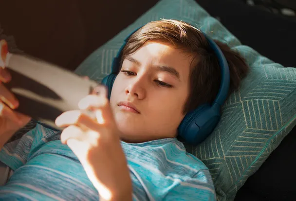 Otrok na telefonu (slika je simbolična). 