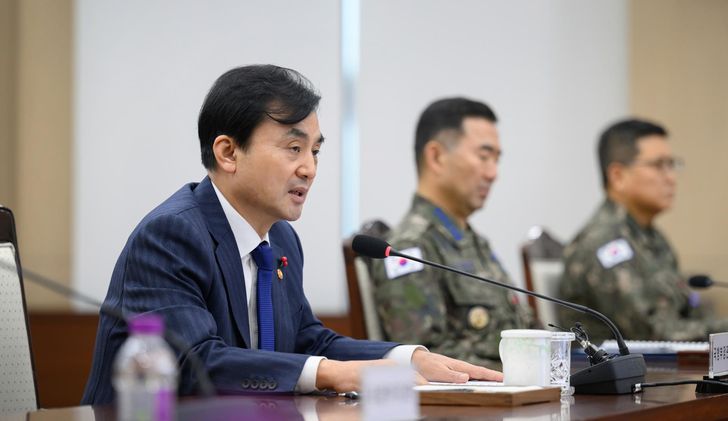 Defense Minister Ahn Gyu-back presides over a meeting in Seoul, Jan. 28, to assess the progress of South Korea's bid to retake wartime operational control from Washington. Courtesy of Ministry of National Defense