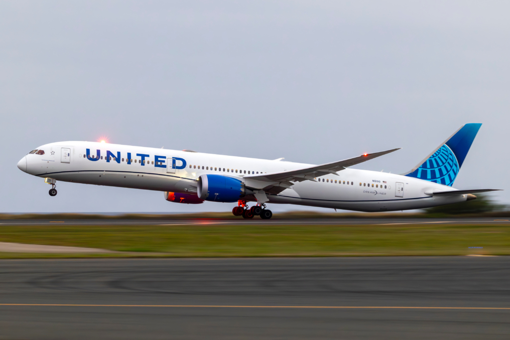United Airlines Boeing 787-10 aircraft landing in Hawaii.