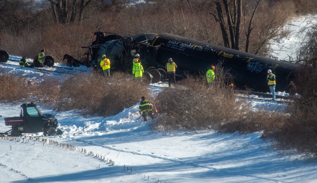 Train carrying liquified petroleum gas derails in Mansfield