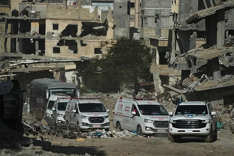 Un véhicule de l'ONU escorte des ambulances et un bus transportant des patients palestiniens à Khan Younis alors qu'ils se rendent au point de passage de Rafah pour quitter la bande de Gaza, mardi 3 février 2026.