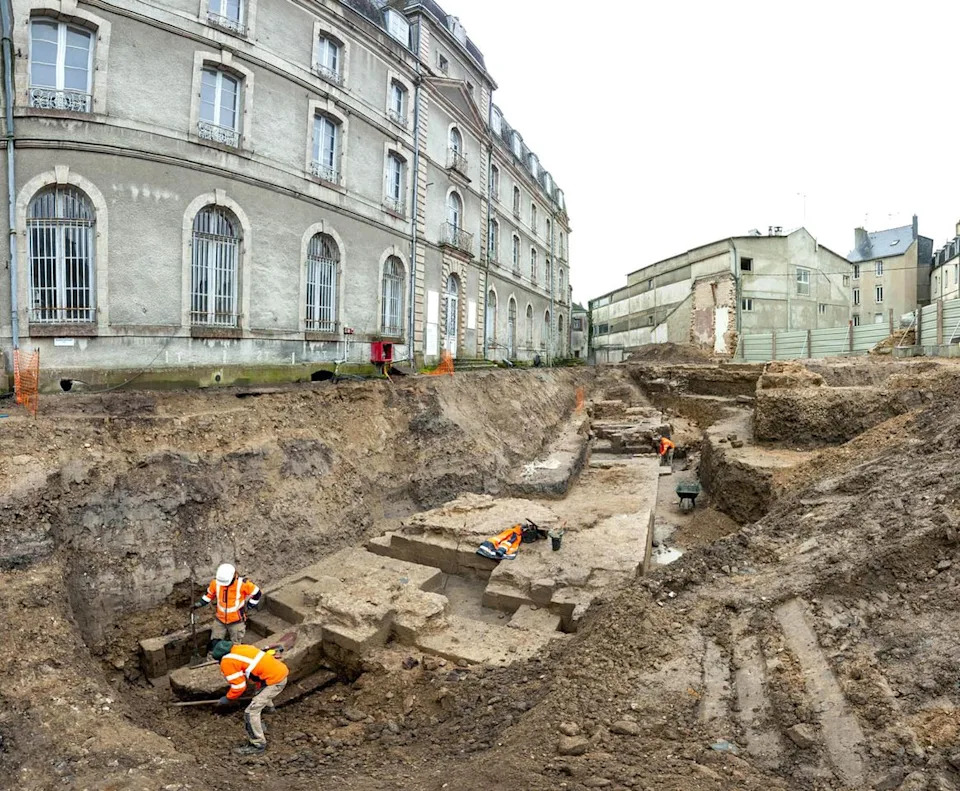 People working on the grounds of the 14th century castle in Vannes, France Emmanuelle Collado, Inrap