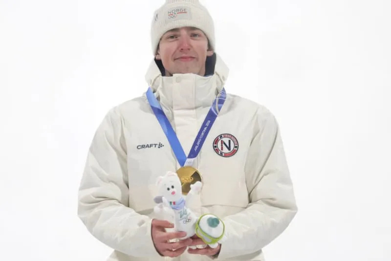 Norway's Tormod Frostad celebrates his gold medal at the award ceremony after the Freestyle Skiing Men's Freeski Big Air Final at the Livigno Snow Park, as part of the 2026 Winter Olympic Games in Milan-Cortina. Oliver Weiken/dpa