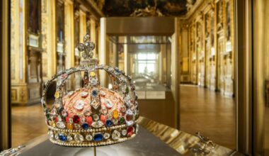 Some Louvre jewelry moved to Bank of France for safekeeping