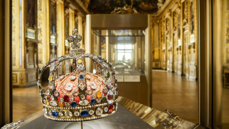 Some Louvre jewelry moved to Bank of France for safekeeping
