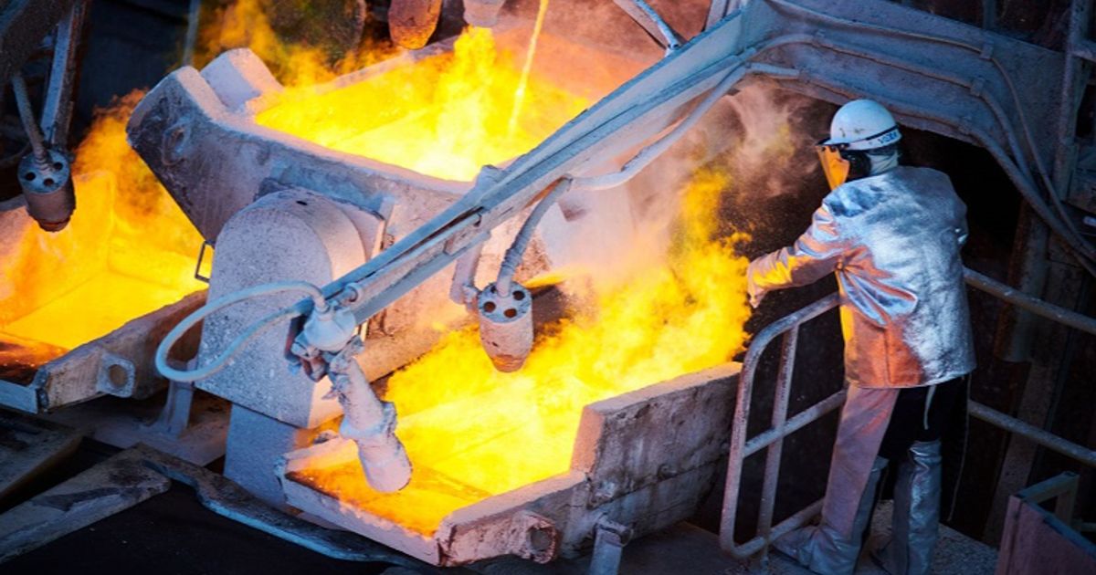 Blue-chips climb as metals meltdown shrugged off