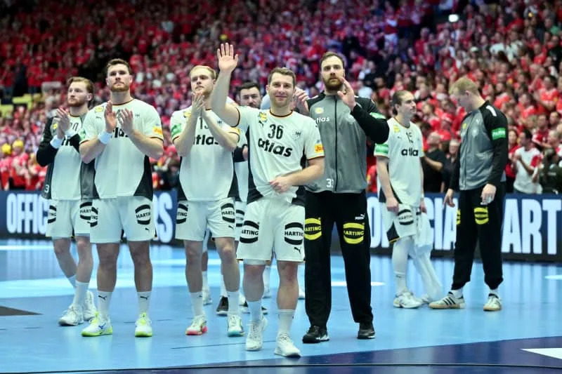 Germany players thank the spectators after the European Men's Handball Championship final match between Germany and Denmark at the Jyske Bank Boxing. Sina Schuldt/dpa