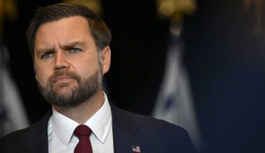 Recap of JD Vance's Naples stop; Protesters gathered outside yacht club