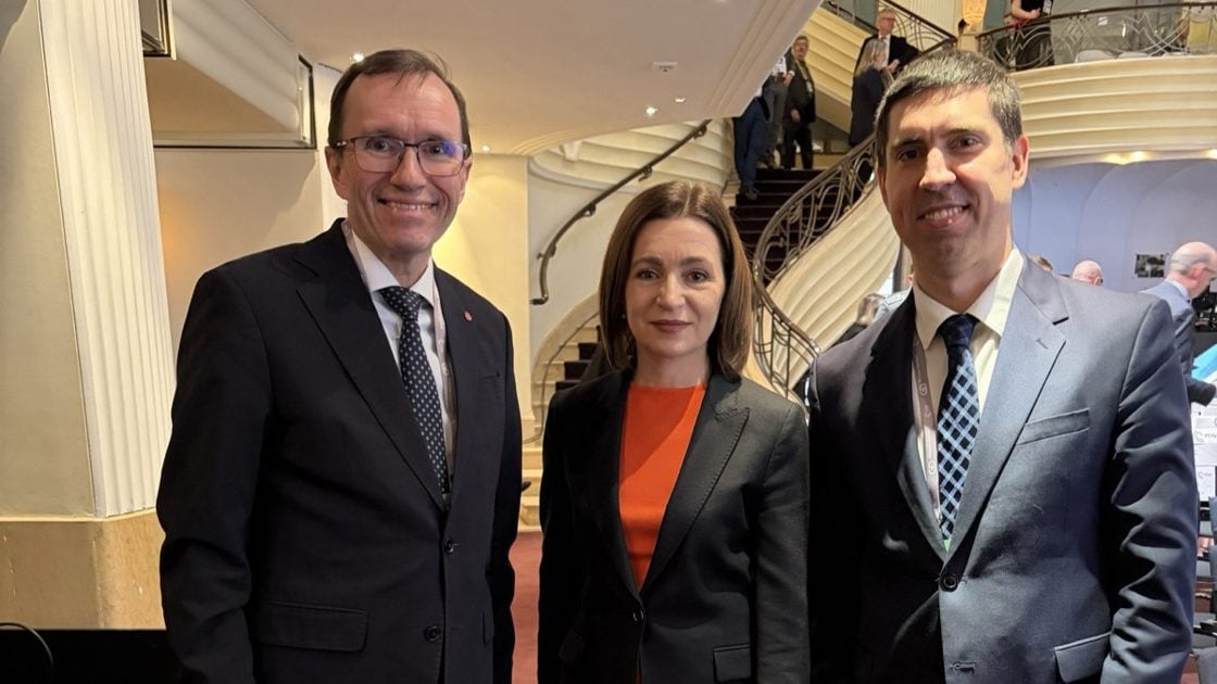 Bilde av utenriksministeren med Moldovas president og utenriksminister