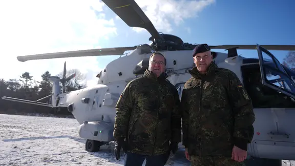 JFC Brunssum und Boris Pistorius vor einem Helikopter