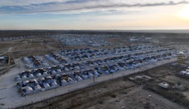 Supplies running out at Syrian camp as clashes block aid delivery