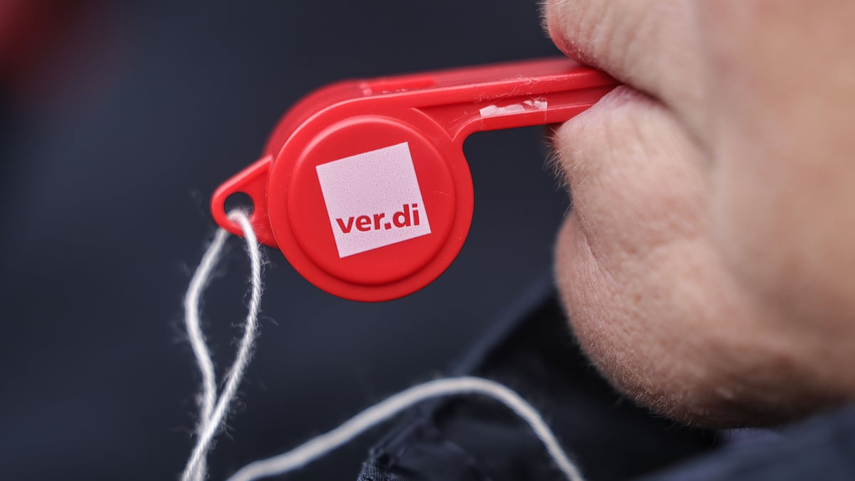 Archive photo of a Ver.di union activist “blowing the whistle” on unfair practices