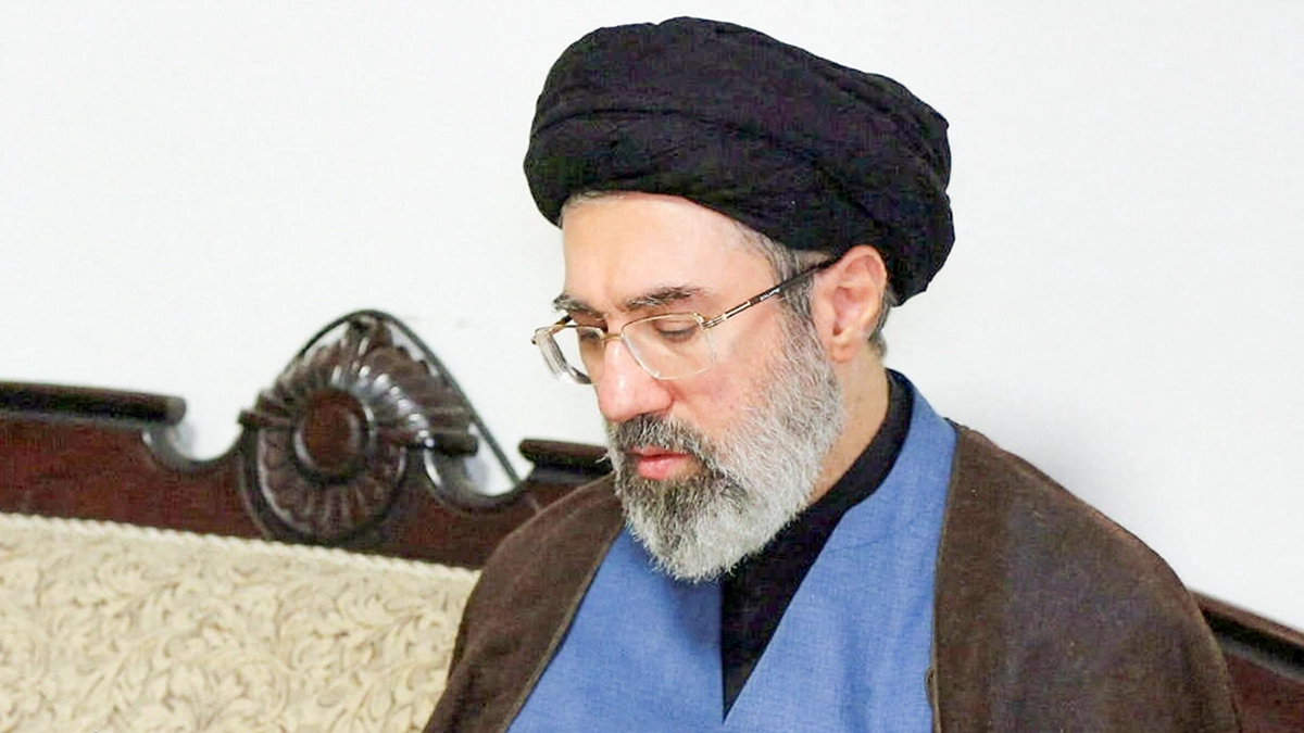 Mojtaba Jamenei, segundo hijo del líder supremo de Irán, el ayatolá Alí Jamenei, visita la oficina de Hezbolá en Teherán, Irán, el 1 de octubre de 2024 - Oficina del líder supremo iraní/WANA (Agencia de Noticias de Asia Occidental)/Vía Reuters