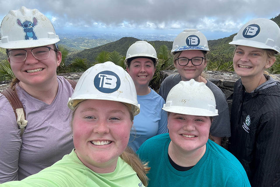 Alternative Spring Break team travels to Puerto Rico for environmental, community-focused service