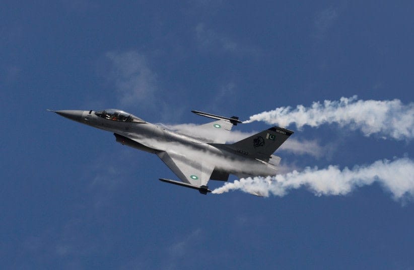  Un caza F-16 perteneciente a la Fuerza Aérea de Pakistán (PAF) actúa para conmemorar la 'Operación Swift Retort' de la Fuerza Aérea de Pakistán, tras el derribo de aviones militares indios el 27 de febrero de 2019 en Cachemira, durante un espectáculo aéreo en Karachi, Pakistán 27 de febrero de 2020
