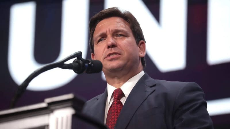 Florida Gov. Ron DeSantis speaks during a Unite & Win Rally in Phoenix, Aug. 14, 2022. Photo: Gage Skidmore / Flickr /CC BY-SA 2.0 / Cropped from Original