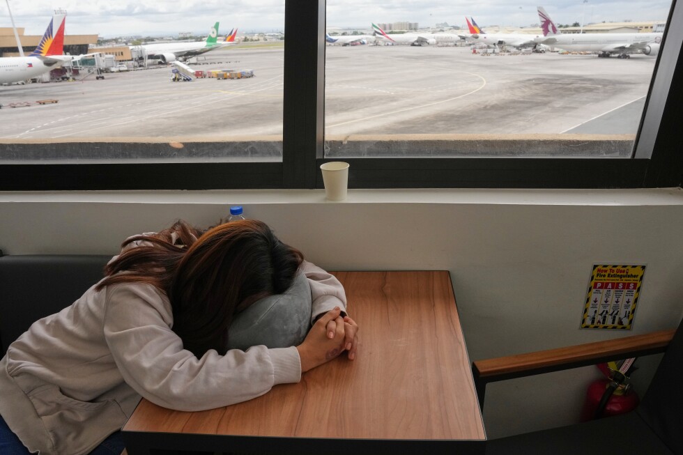 Governments work to extract cititizens from Middle East as some flights resume