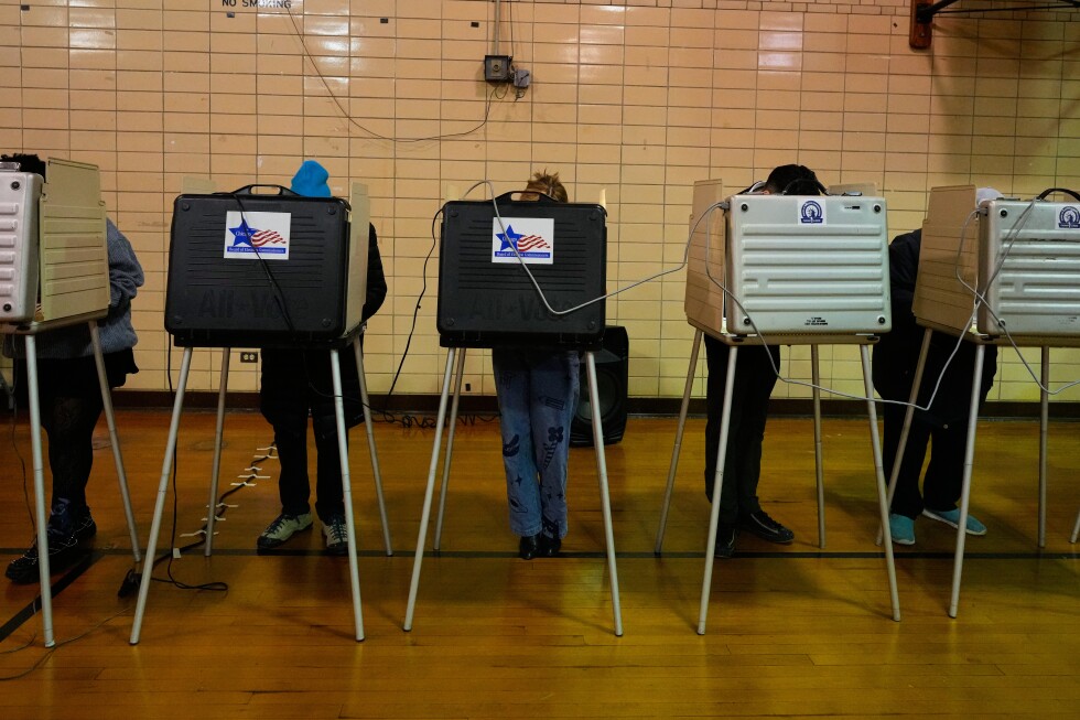 Illinois voters pick new slate of Democratic leaders in Tuesday primary
