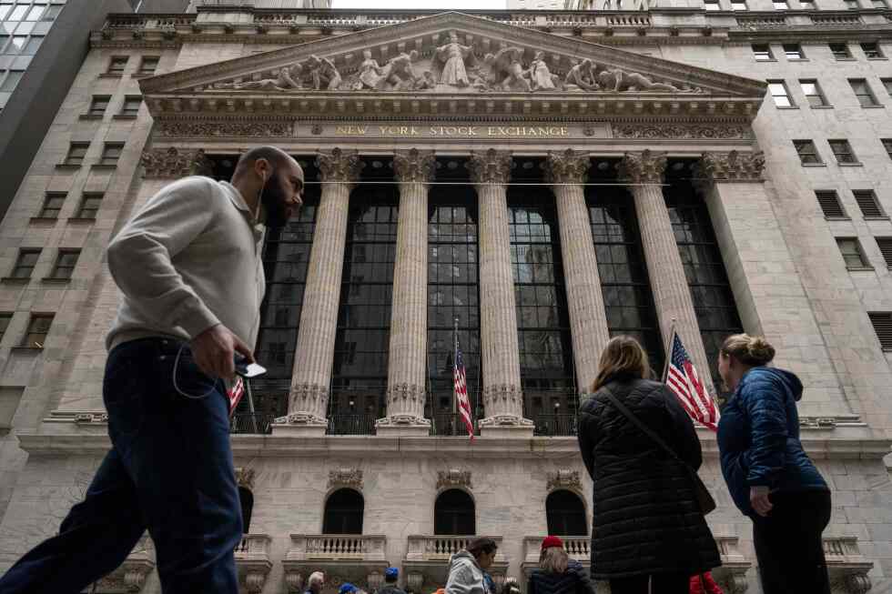 US stocks swing as oil prices keep climbing because of the war with Iran