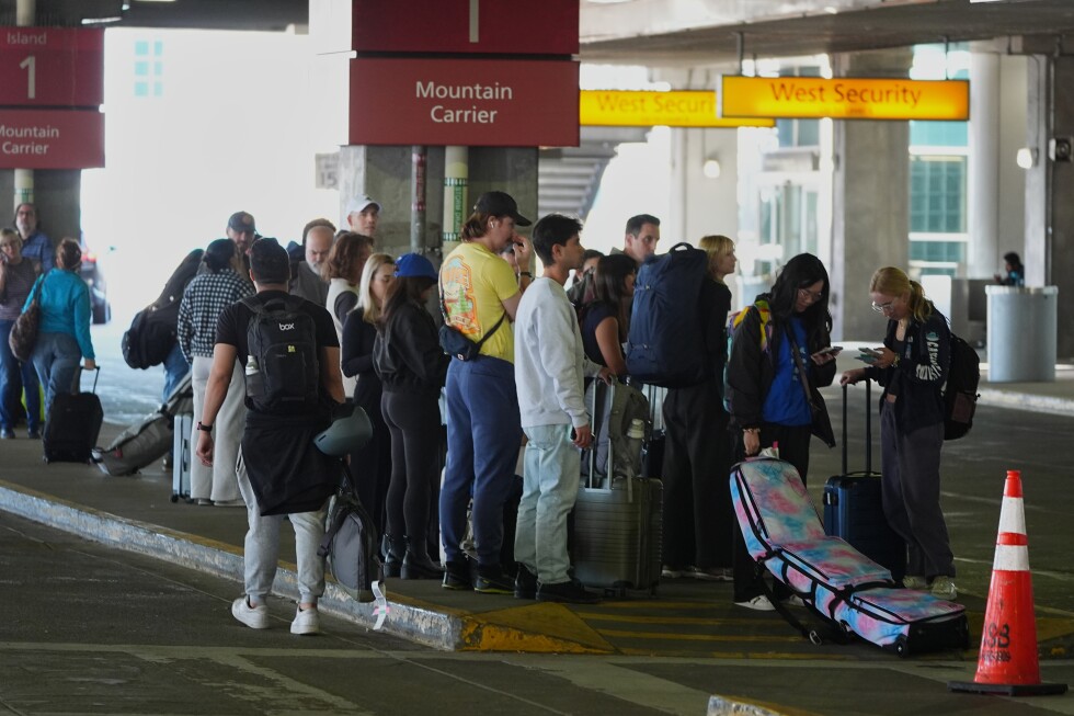 Nonprofits, unions and airports feed TSA officers as shutdown drags