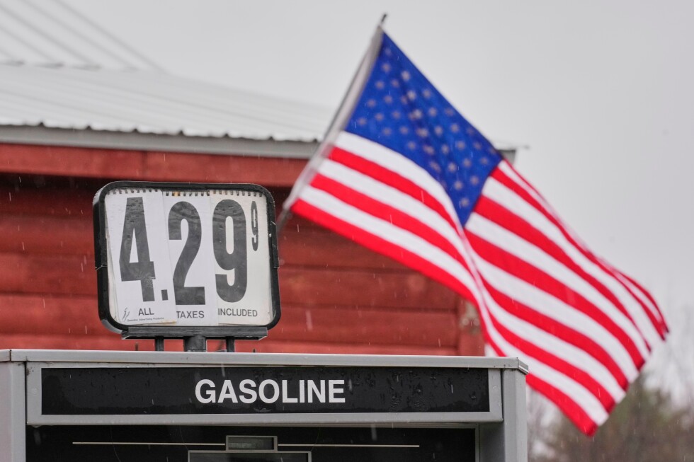 Average price for a gallon of gas in the US eclipses $4