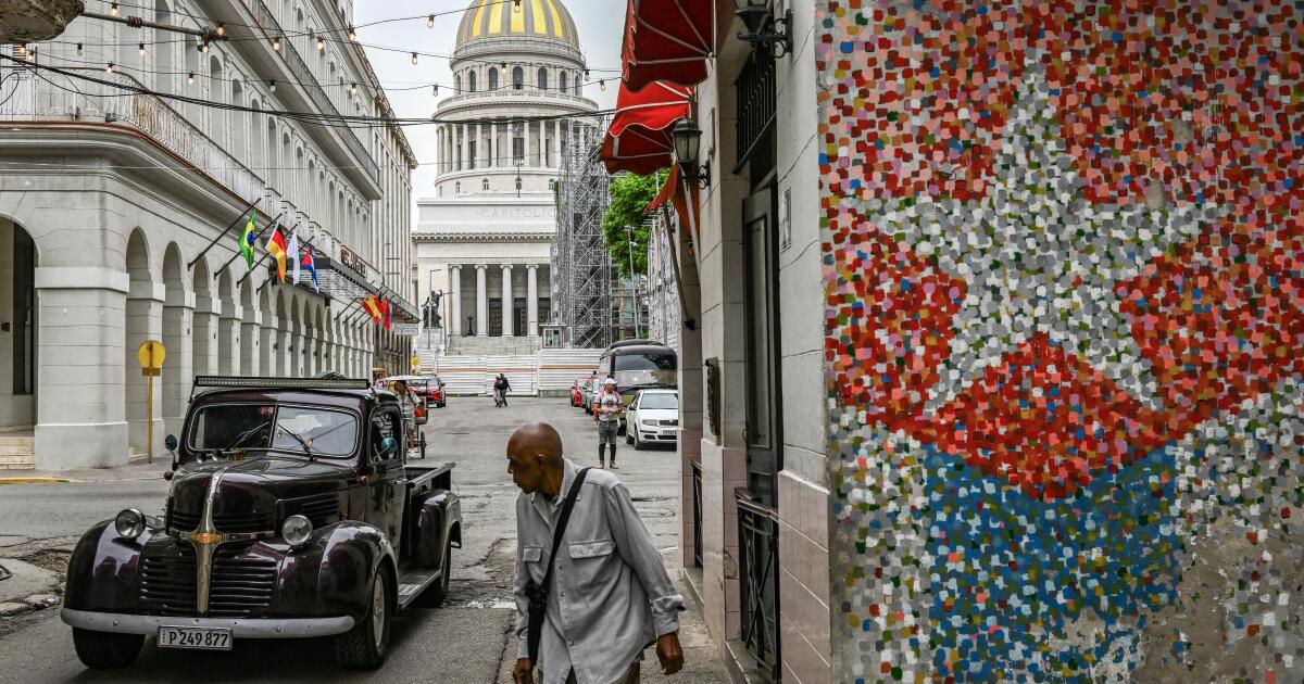 As U.S. threatens, Cubans look ahead, with hope and trepidation