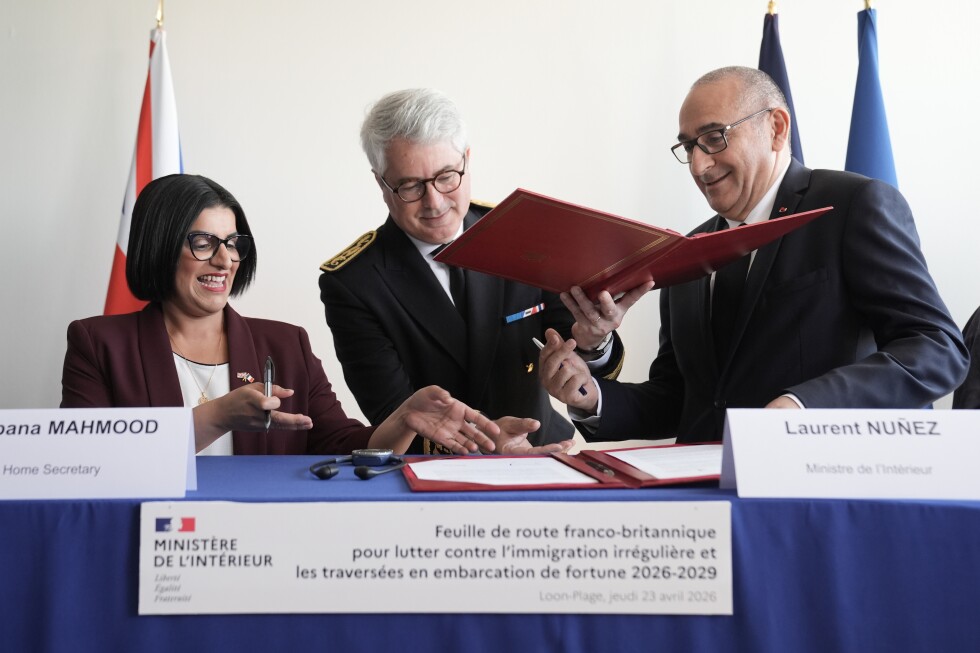 UK and France sign deal to curb English Channel migrant crossings