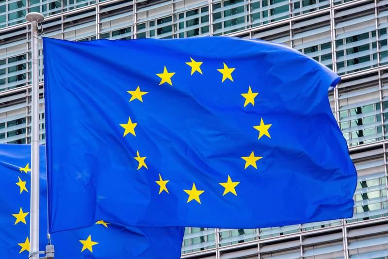 FILE PHOTO - European Union flags fly in front of the Berlaymont building in Brussels. (zu dpa: «EU reaches provisional deal on US tariffs») Alicia Windzio/dpa