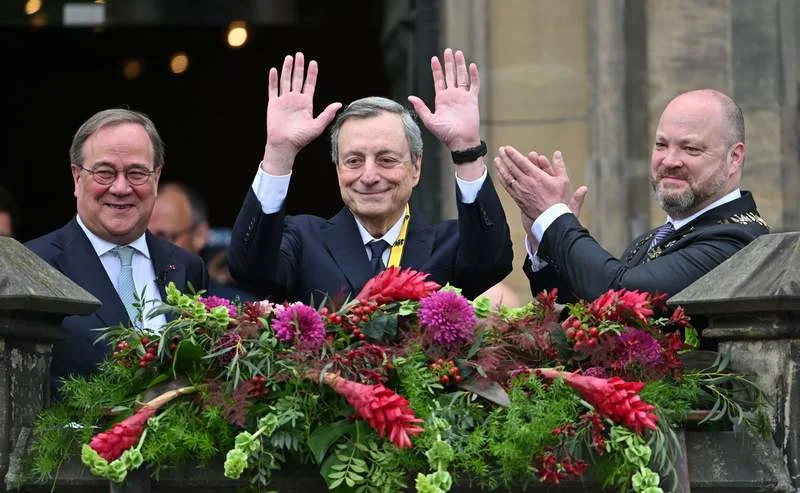 Former President of the European Central Bank (ECB) Mario Draghi stands with Charlemagne Prize in front of the Aachen City Hall. (zu dpa: «Merz hails 'Super Mario' Draghi as ex-ECB boss given Charlemagne Prize») Henning Kaiser/dpa