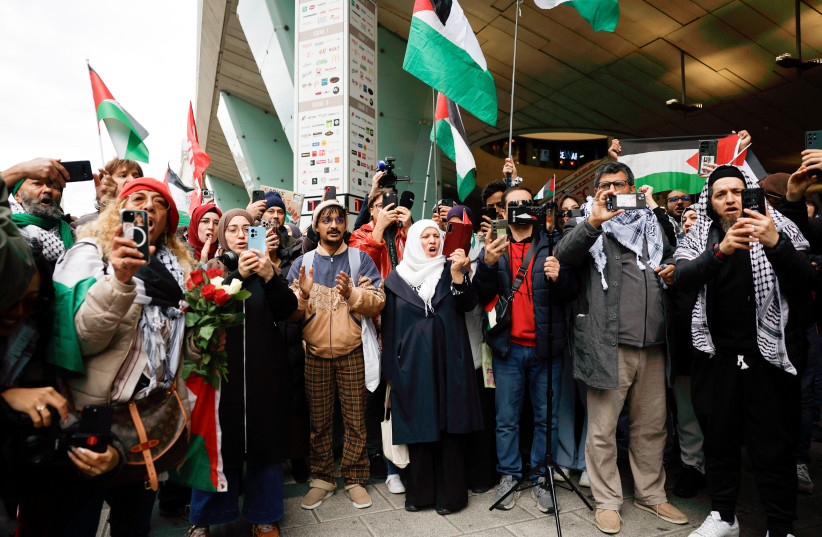 People welcome the activists Ashraf Abdelrahman, Julian Schutter and Marie-Sophie Hehle, who were part of the Global Sumud Flotilla and were detained by Israeli forces, in Vienna, Austria, October 7, 2025