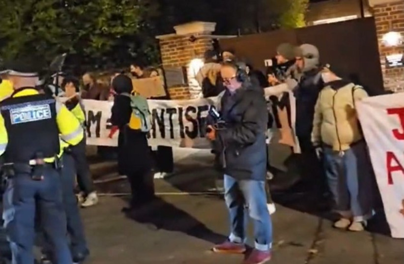 Police stand by as anti-Israel protestors gather outside a London synagogue. November 23, 2025.
