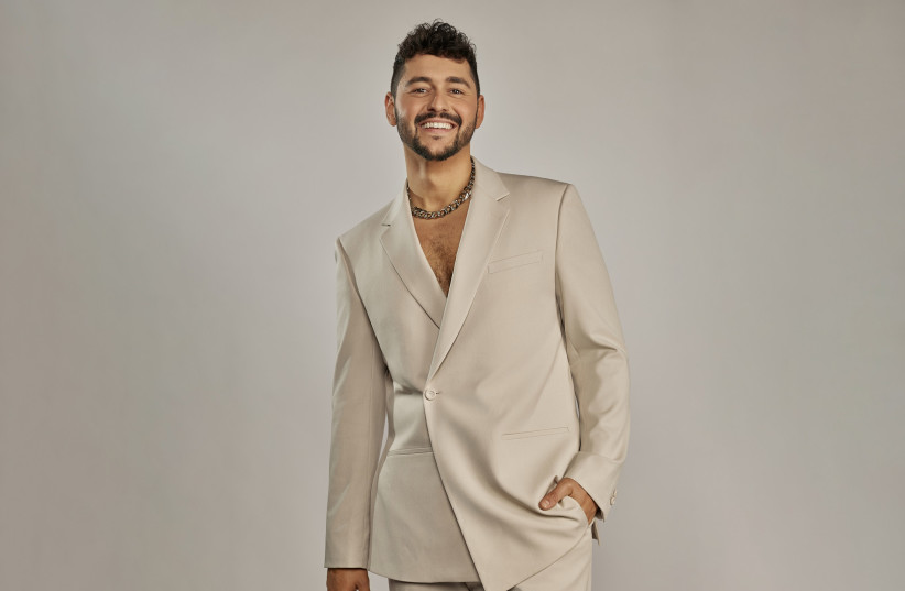 Noam Bettan in white jacket.